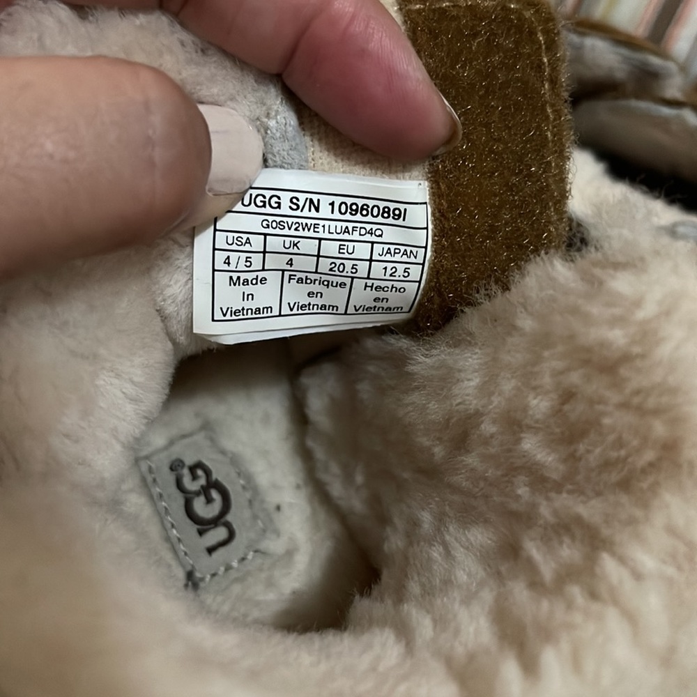 UGG - Picture 5 of 5